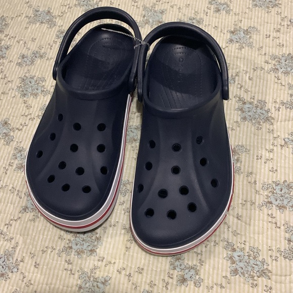 Crocs Men’s Size 10 NEW Navy Blue White Red Crocs on side Sporty & Comfortable - Picture 10 of 10